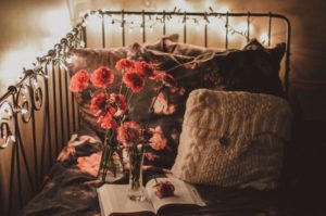 poduszki, łóżko, świeże kwiaty, otwarta książka